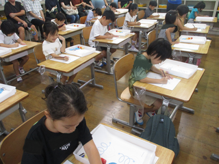 一生懸命書く様子