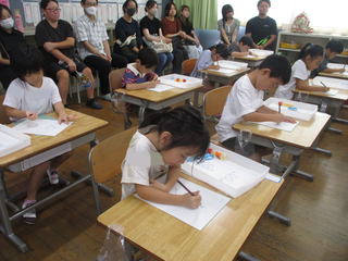 集中して書く様子