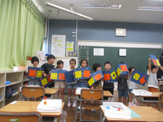 おうちの人に作品を見せるこどもたち