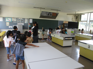 家庭科室を見学するこどもたち