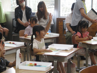 元気よく手を挙げる女の子