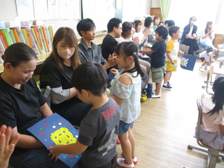 作品をおうちの人に見せるこどもたち